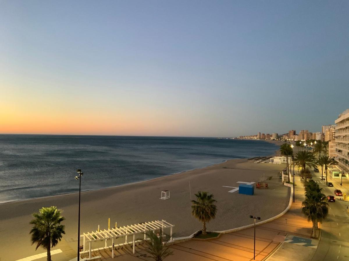 Apartamento En Primera Linea/Beachfront Apartment Фуeнхирола Екстериор снимка