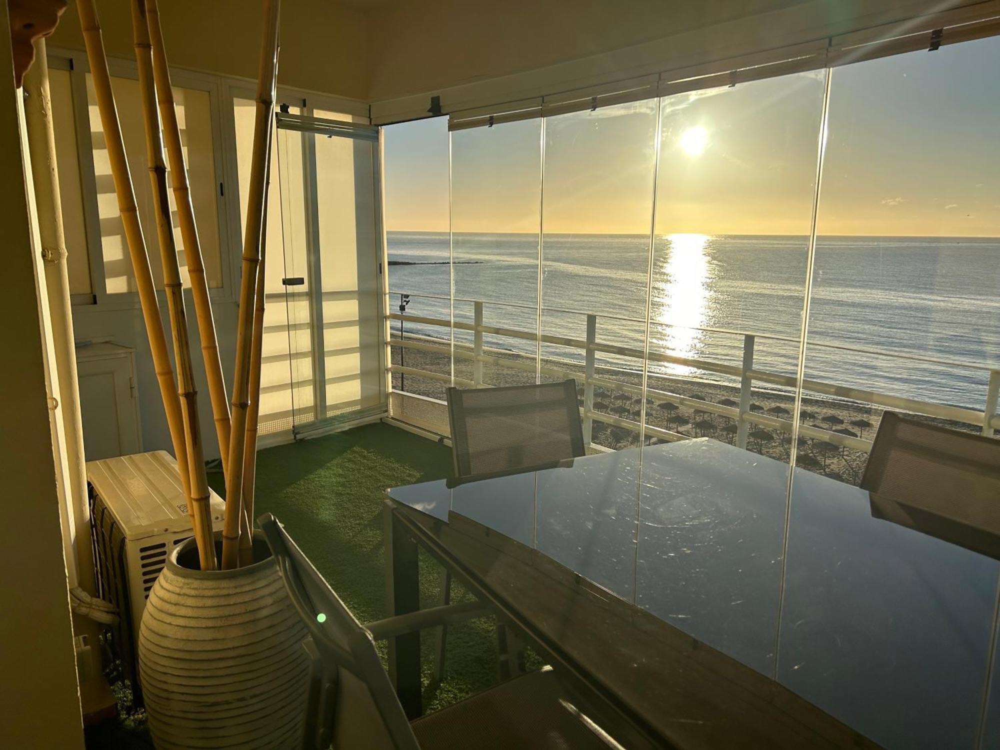 Apartamento En Primera Linea/Beachfront Apartment Фуeнхирола Екстериор снимка
