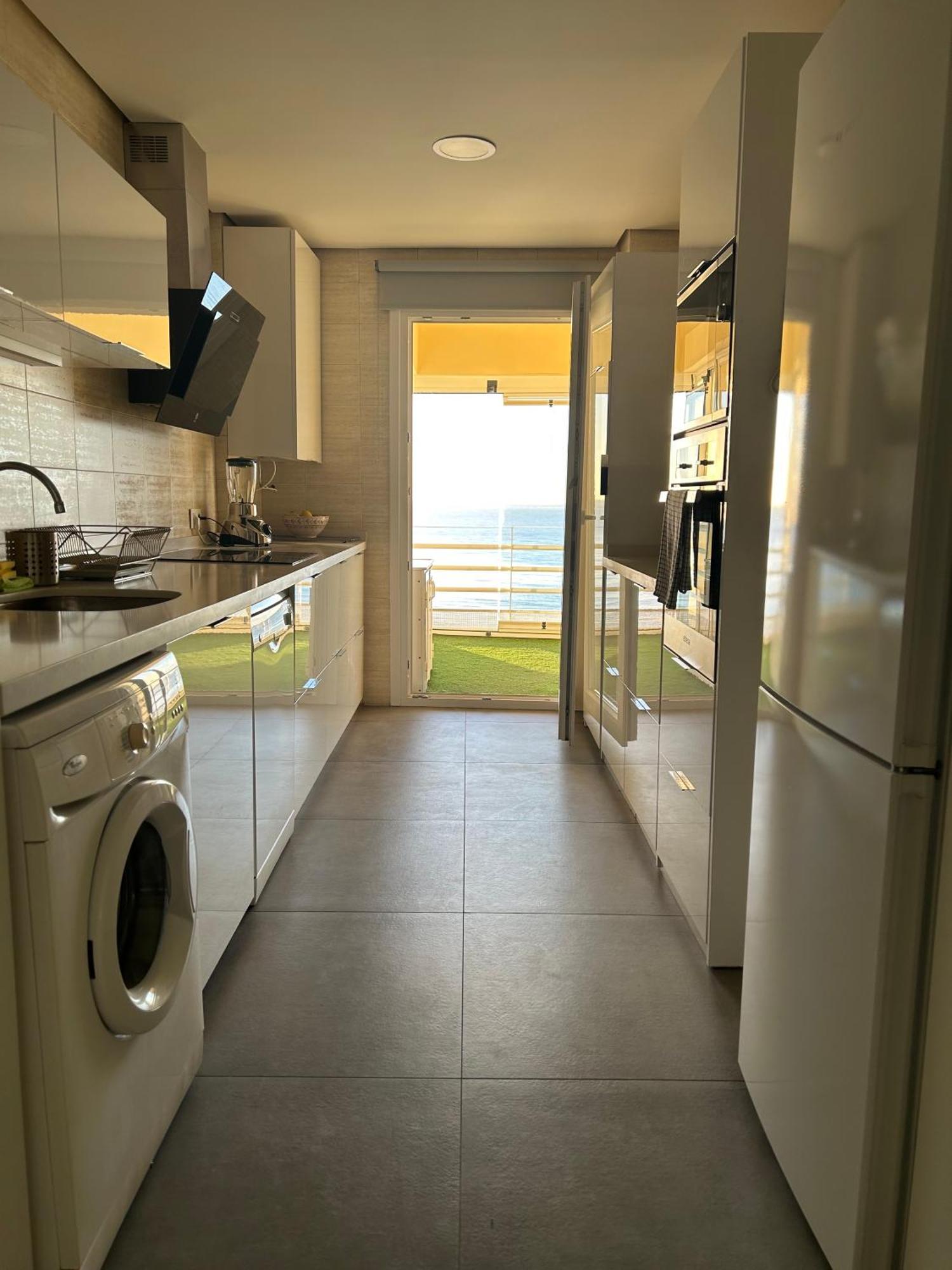Apartamento En Primera Linea/Beachfront Apartment Фуeнхирола Екстериор снимка